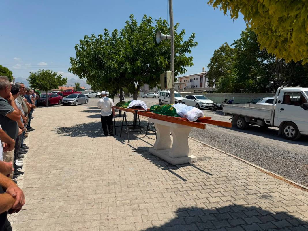 Konya'da boğazları kesilerek öldürülen anne-kıza acı veda! 1